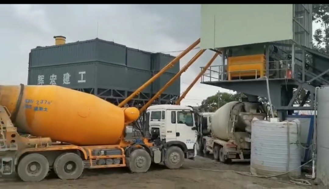 輝宏攪拌站運(yùn)行中 輝宏攪拌站運(yùn)行中